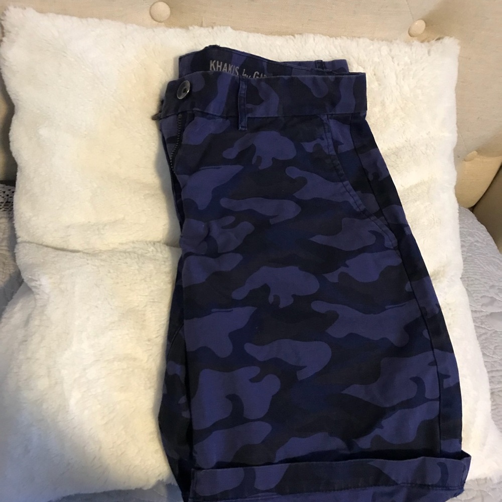 Size 2. GAP boyfriend roll up camouflage shorts